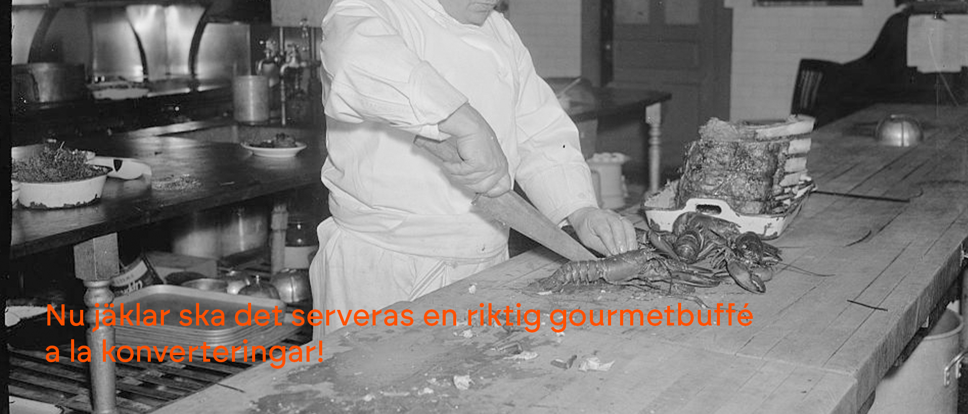 Kock som skär en hummer.